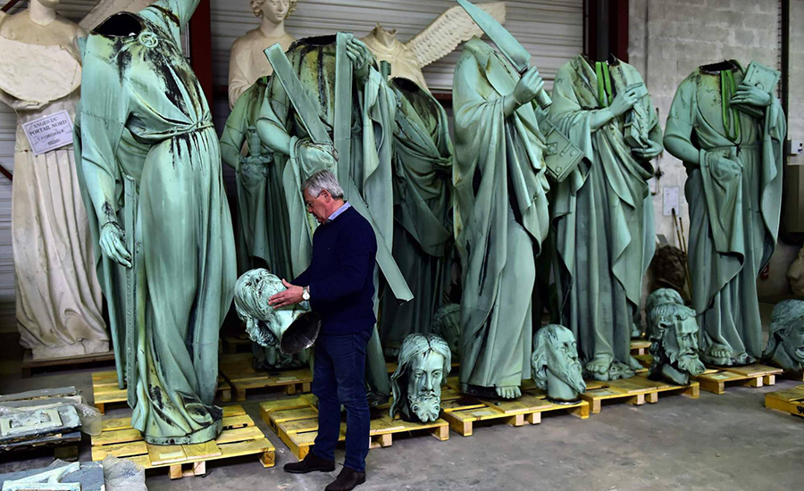 Viele der beschädigten Statuen der Kathedrale Notre Dame, jetzt im Louvre zur Restauration. Foto:  GEORGES GOBET AFP