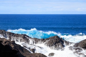 Brachiales Meer am Leuchtturm von Sardina del Norte